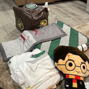 Harry potter full size quilt set. With full set of sheets. Stuffed animal, seat